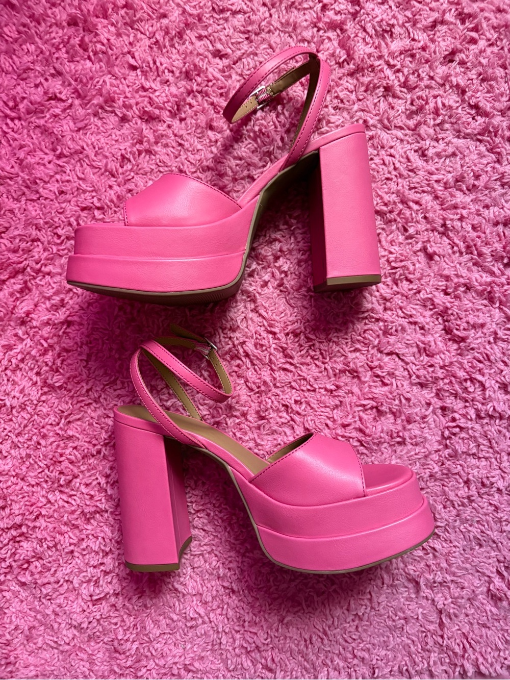 ❦ Hot Pink Platform Heels ❦